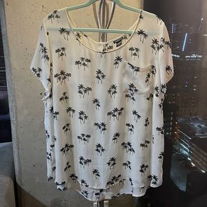 Cute short sleeved top, palm tree print, torrid